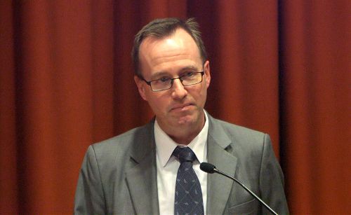 新南威尔士州议员 David Shoebridge 主持了议会大厦的公开讨论