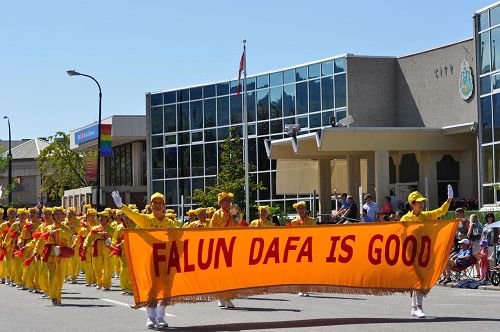 '图1～3：加拿大卑诗省的法轮功学员参加彭蒂克顿（Penticton）市的桃子节游行，受到当地官员和民众的欢迎。'