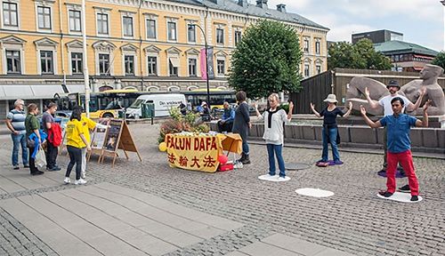 '图1，法轮功学员在瑞典耶夫勒（Gavle）市举办讲真相活动'