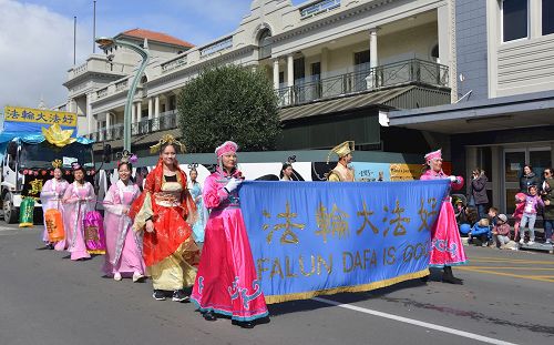 '图1、2：法轮功学员参加新西兰黑斯廷斯市（Hastings）丰收节大游行'