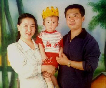 赵旭东生前和妻子李红平为女儿过生日