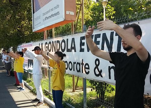 '图：法轮功学员在中国驻罗马尼亚使馆前声援王治文'