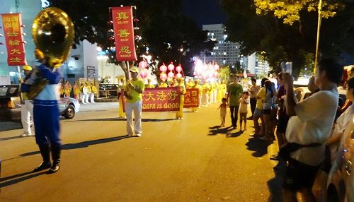 '图5：法轮功学员应邀在槟城五条路彩虹公寓，华人集中区游行，与当地民众欢庆中秋。'
