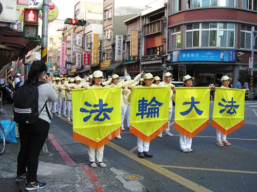 图1-3：台北市大同区法轮功学员应邀参加跨年嘉年华活动，受到热烈赞誉及欢迎。