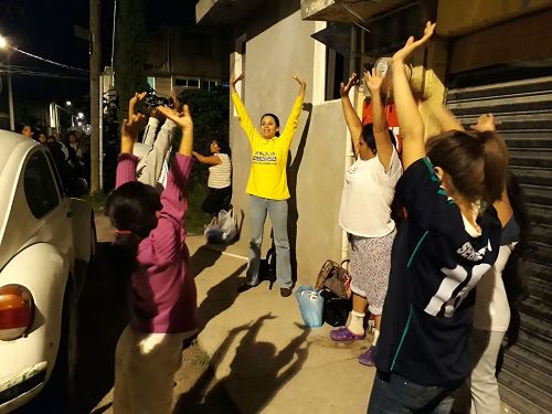 Las personas están aprendiendo ejercicios de Falun Gong.