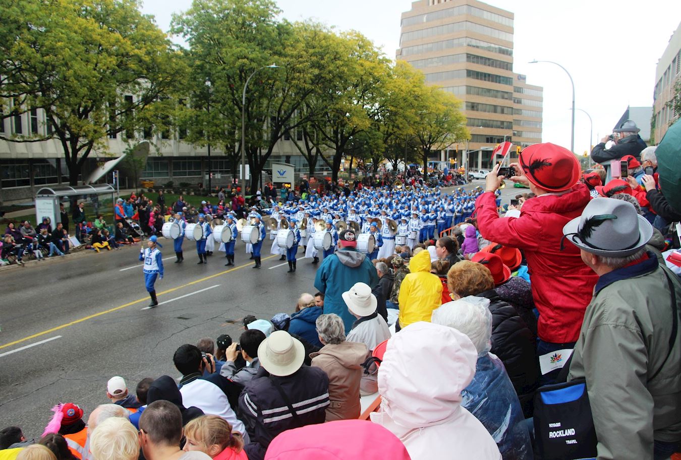 10月9日，多倫多部分法輪功學員組成的天國樂團參加了一年一度的基奇納-滑鐵盧慕尼黑啤酒節感恩節遊行（Kitchener-Waterloo Oktoberfest Thanksgiving Day parade）。（明慧網）