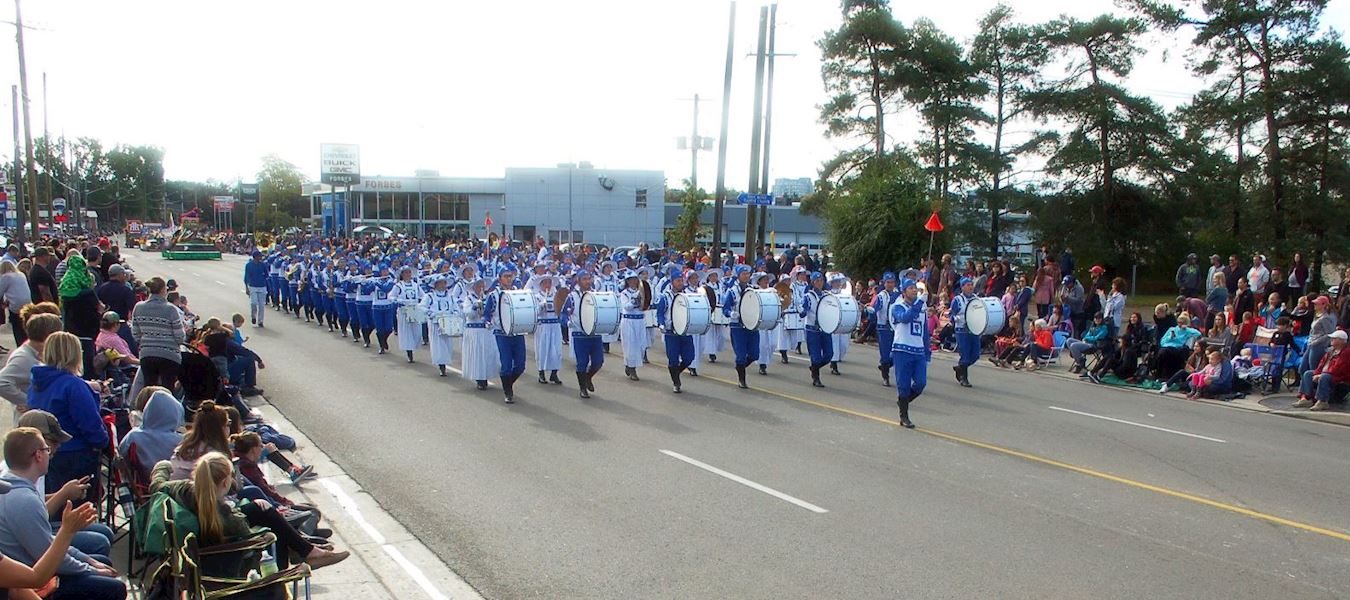 10月9日，多倫多部分法輪功學員組成的天國樂團參加了一年一度的基奇納-滑鐵盧慕尼黑啤酒節感恩節遊行（Kitchener-Waterloo Oktoberfest Thanksgiving Day parade）。（明慧網）
