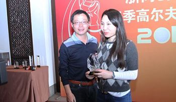 '孙茜（右）参加浙商创投杯2012春季高尔夫邀请赛，获女子“总杆季军”。（网路照片）'