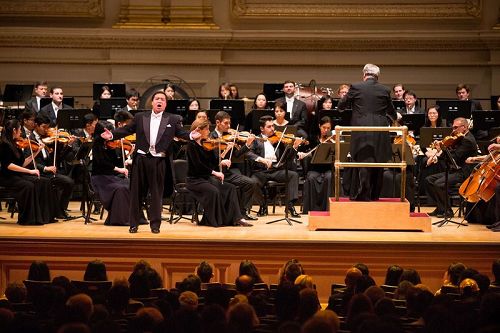 '图6：10月14日晚间，神韵交响乐的天籁之音在卡内基大厅（Carnegie Hall）响起，纽约主流观众欣赏了一场顶级音乐盛宴。图为男高音歌唱家天歌在演唱。'