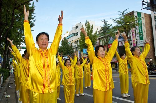 '图1～3：天国乐团和炼功队在富川市民庆典的游行中。'