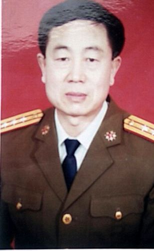 图5：今年六十二岁，退休上校军官，曾任山东省预备役高炮师副参谋长的公丕启。