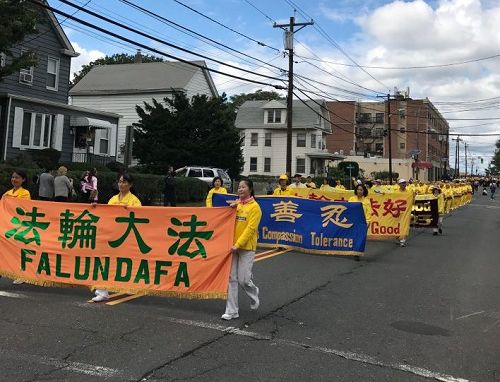 图2：法轮功学员参加美国新泽西州的林赫斯特市（Lyndhurst）一百周年庆祝游行