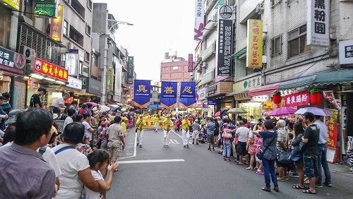 '图3：淡水环境艺术节游行，“真、善、忍”队伍最受瞩目，成为游行中一道独特的风景线。'