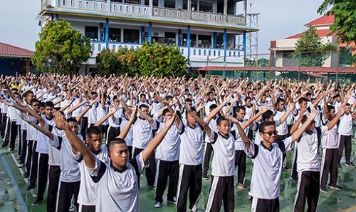 '图1～7：七百多名印尼国立巴淡岛高中学生及教师集体学炼法轮功'