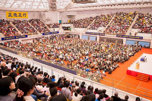 '图1～3：二零一七年台湾法会在台湾大学体育馆隆重召开。'