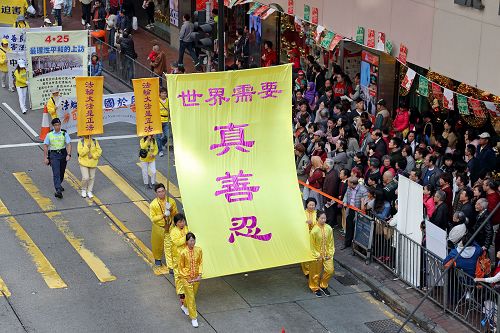 图5～7：法轮功学员的游行吸引游客及香港市民关注。