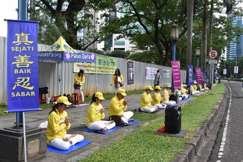 图1：国际人权日，印尼雅加达法轮功学员中使馆前抗议迫害