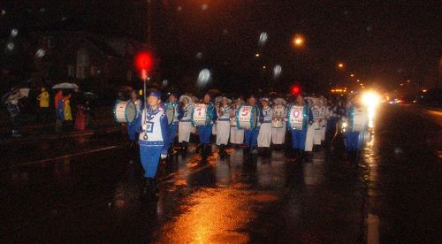 '图12：11月18日，天国乐团和腰鼓队都参加了傍晚6点开始的Richmond Hill（列治文山市）圣诞游行'