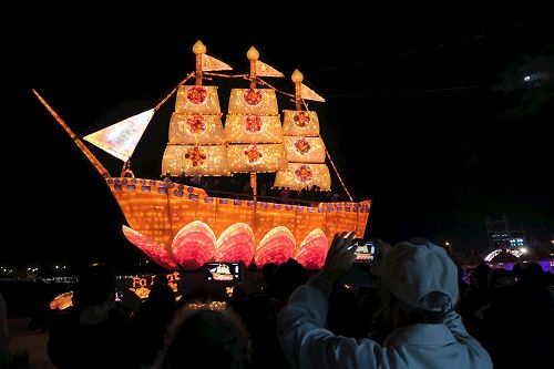 '图1～2：金碧辉煌的“法船”造型花灯吸引众多游客'