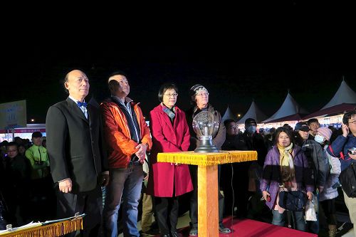 '图3：台湾法轮大法学会理事长张锦华（右二）、前立委李明宪（右一）参与法船花灯点灯仪式。'