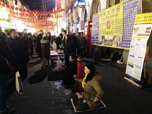 图1：二零一七年中国新年期间，英国法轮功学员在伦敦唐人街一如既往地开展讲真相活动、呼吁制止迫害