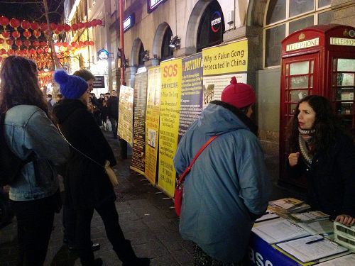二零一七年中国新年期间，英国法轮功学员蒂丽（右一）在伦敦唐人街继续向各国民众讲真相、呼吁制止迫害