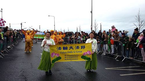 '图1～3：爱尔兰法轮功学员第一次参加布雷市圣帕特里克的国庆游行，游行活动吸引了上万人现场观看'