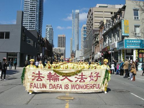 '图2：第三十届圣帕特里克节大游行中的法轮大法代表队中的腰鼓队'