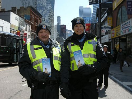 '图9：Kathleen Drummondhay警官（右）和Enzo Caluori警官（左）'