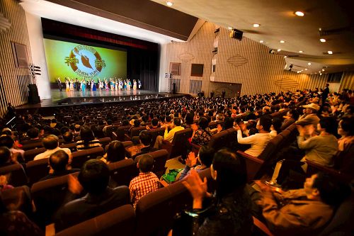 '图1：三月十七日晚间，神韵纽约艺术团在高雄文化中心演出，场场爆满，创下台湾艺文界一票难求的“神韵传奇”。'