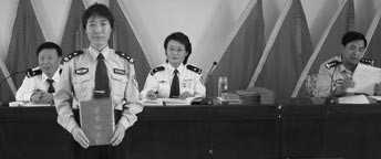 讲台中心领奖者为原呼所一大队大队长冯黎，二零零八年三月十七日已遭恶报死亡