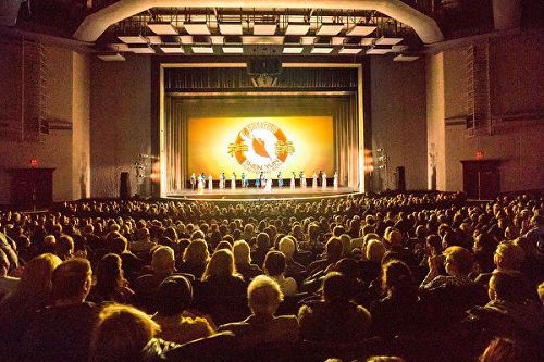 '图3：二零一七年三月十日，美国神韵巡回艺术团在芝加哥北郊罗斯蒙特剧院（Rosemont Theatre）进行首场演出，二千四百多个座位提前三个星期售罄。图为当晚演出的盛况。'