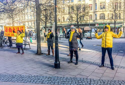 图1：瑞典学员在首都著名的精品街旁举办法轮<span class='voca' kid='53'>大法</span>信息日活动。