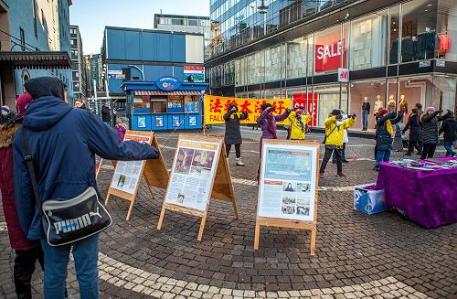 '图5：地铁站附近举办法轮大法信息日活动'