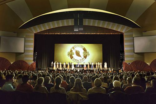 图4: 三月三日至五日，神韵巡回艺术团在美国威斯康辛州密尔沃基市密尔沃基剧院（Milwaukee Theater）上演了4场演出，门票提前售罄。图为第四场演出的现场盛况。