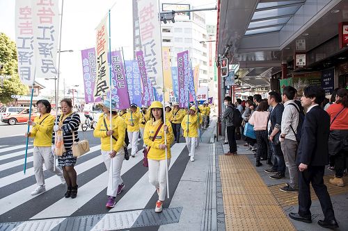 '图1～3：纪念“四·二五”，日本法轮功学员在东京浅草举行游行，向民众传递真相，吸引沿途游客驻足观看。'