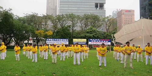 '图1～2：二零一七年四月十八日，新加坡法轮功学员在芳林公园举办活动，纪念“四二五”和平上访十八周年。图为学员们正在集体炼功。'