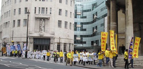 '图2～4：二零一七年四月二十二日，英国法轮功学员在伦敦市中心主要商业街道上反迫害游行'