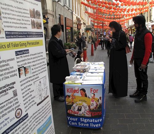 '图8：二零一七年四月二十二日，英国法轮功学员继续在唐人街展示法轮功真相、征签反迫害'