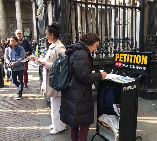 '图11：二零一七年四月二十二日，英国法轮功学员在大英博物馆（British Museum）门前发真相资料、开展反迫害征签'