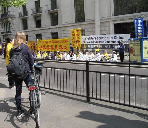 '图12：二零一七年四月二十二日，在英国读书的丹麦女孩在伦敦中使馆前聆听法轮功学员的新闻发布会'