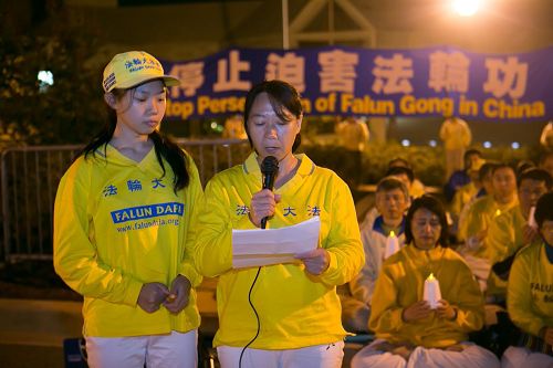 图4：来自中国辽宁的法轮功学员迟丽华和女儿徐鑫洋哀悼几位被中共迫害致死的亲人。