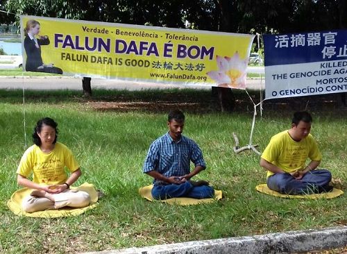 '法轮功学员在巴西中使馆前纪念四二五和平上访'