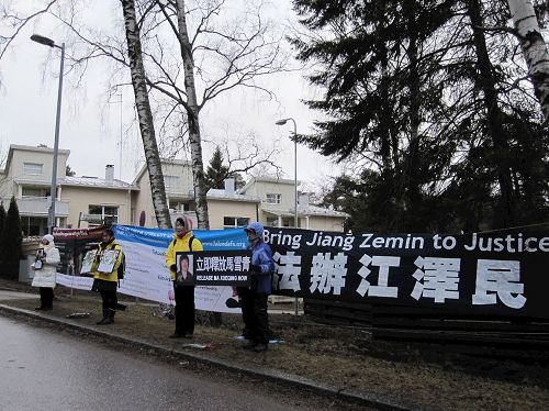 '图3：芬兰法轮功学员马雪红来到芬兰中领馆前，呼吁立即无罪释放她的姐姐马雪青'