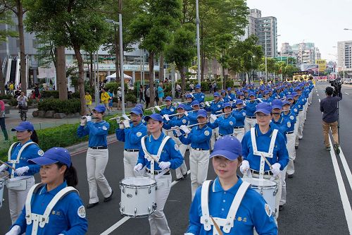 '圖2：二零一七年高雄法輪功學員集會遊行，提前「慶祝世界法輪大法日」，活動由陣容龐大的天國樂團前導。'