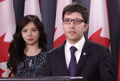 '图1：四月四日上午，加拿大国会议员Garnet Genius在渥太华召开新闻发布会，宣布在国会重新提出C-561法案 （Bill C-561），打击强制摘取人体器官行为。'