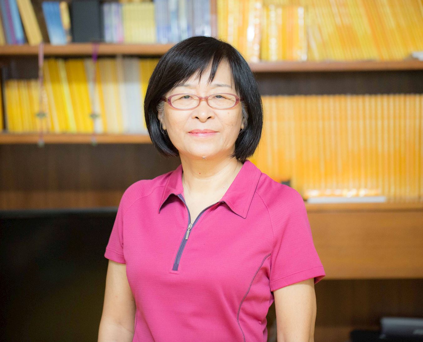 琼花女士是台湾的国中退休教师。一天，她看到一本书，刹那间，一直迷惑不解的人生问题都得到了解答。（明慧网） 