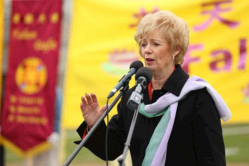 '图6：自由党资深国会议员Judy Sgro女士在集会上发言'