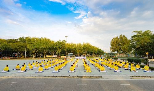 '图6～7：五月七日，马来西亚部份法轮功学员在吉隆坡蒂蒂旺莎湖滨公园举行集体炼功。'