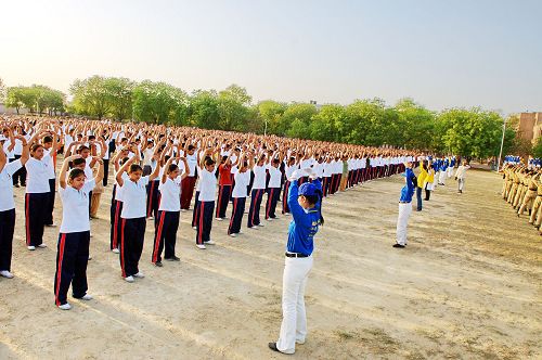 印度首都德里“警察训练大学”上千学生一起学炼法轮功。